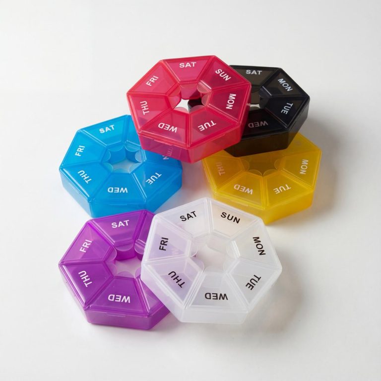 Dagdoosje- Simpel & Slim: Eén Vakje per Dag, medicijnen, Pillendoos, Medicijndoosje, Klein, Handig, Meenemen, Ouderen€ 5,95 Simpel & Overzichtelijk – Jouw dagelijkse pillendoosje 💊📅 Twijfel je wel eens of je je medicatie al hebt ingenomen? Met dit handige pillendoosje heb je altijd overzicht, zonder gedoe. Of je nu 1 keer per dag medicatie neemt of gewoon houdt van overzicht: dit pillendoosje maakt je dagelijkse routine een stuk makkelijker. 🙌 Productkenmerken BPA-vrij en voedselveilig materiaal voor maximale veiligheid Handig weekindeling systeem met duidelijke labels Compact ontwerp, perfect voor thuis en onderweg Stevige kliksluitingen die medicatie veilig bewaren Gemakkelijk te reinigen en te onderhouden Duurzaam plastic van topkwaliteit